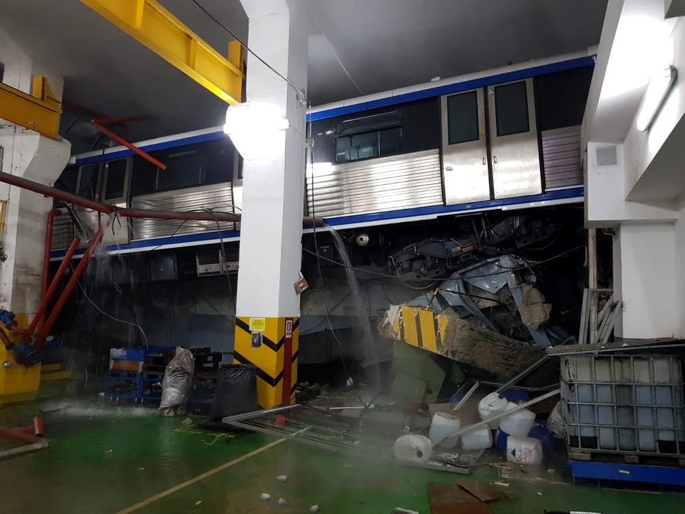 
    Două vagoane au sărit de pe şinefoto: ISU Bucureşti-Ilfov  