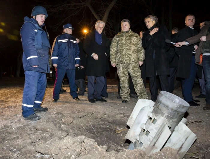Preşedintele ucrainean Patro Poroşenko, înconjurat de oficiali ai structurilor militarizate