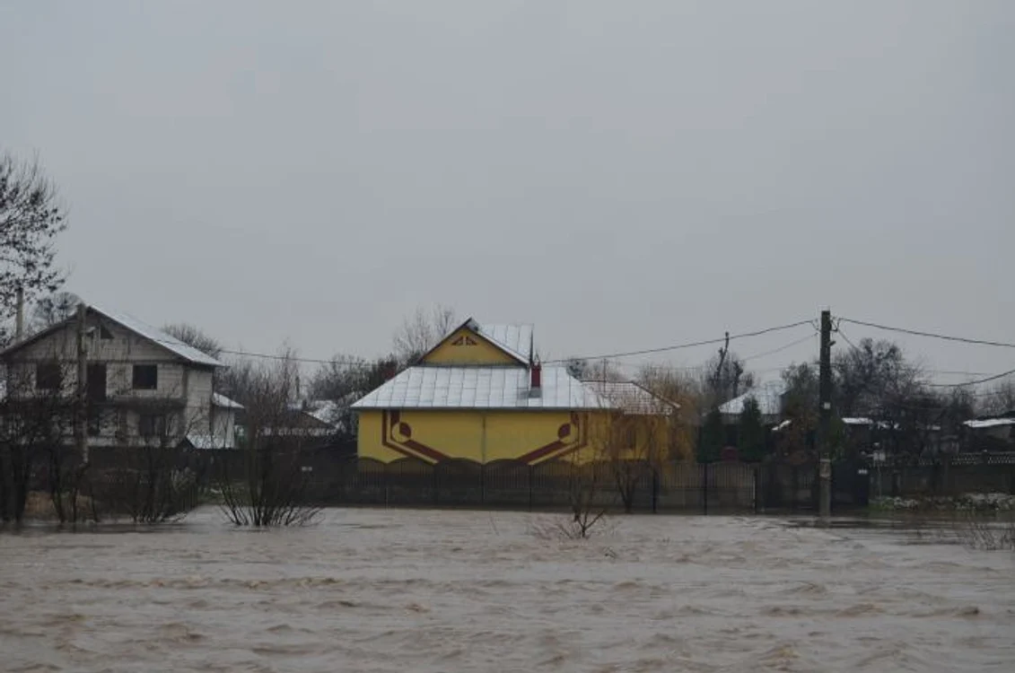 
    În sudul țării, peste 130 de localități au fost afectate de inundațiiFOTO teleorman24.ro  
