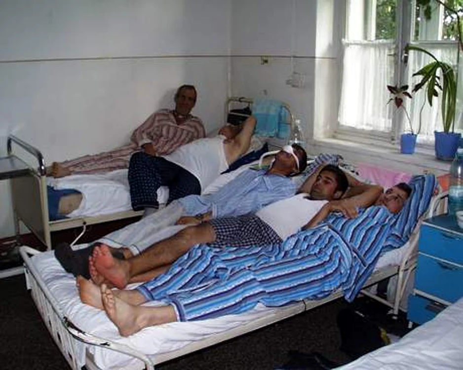 În unele spitale, pacienții dorm și câte trei într-un pat (foto:ziuaveche.ro)
