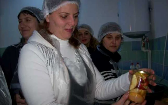 Gospodinele au învăţat să prepare gem de mere şi compot de mere