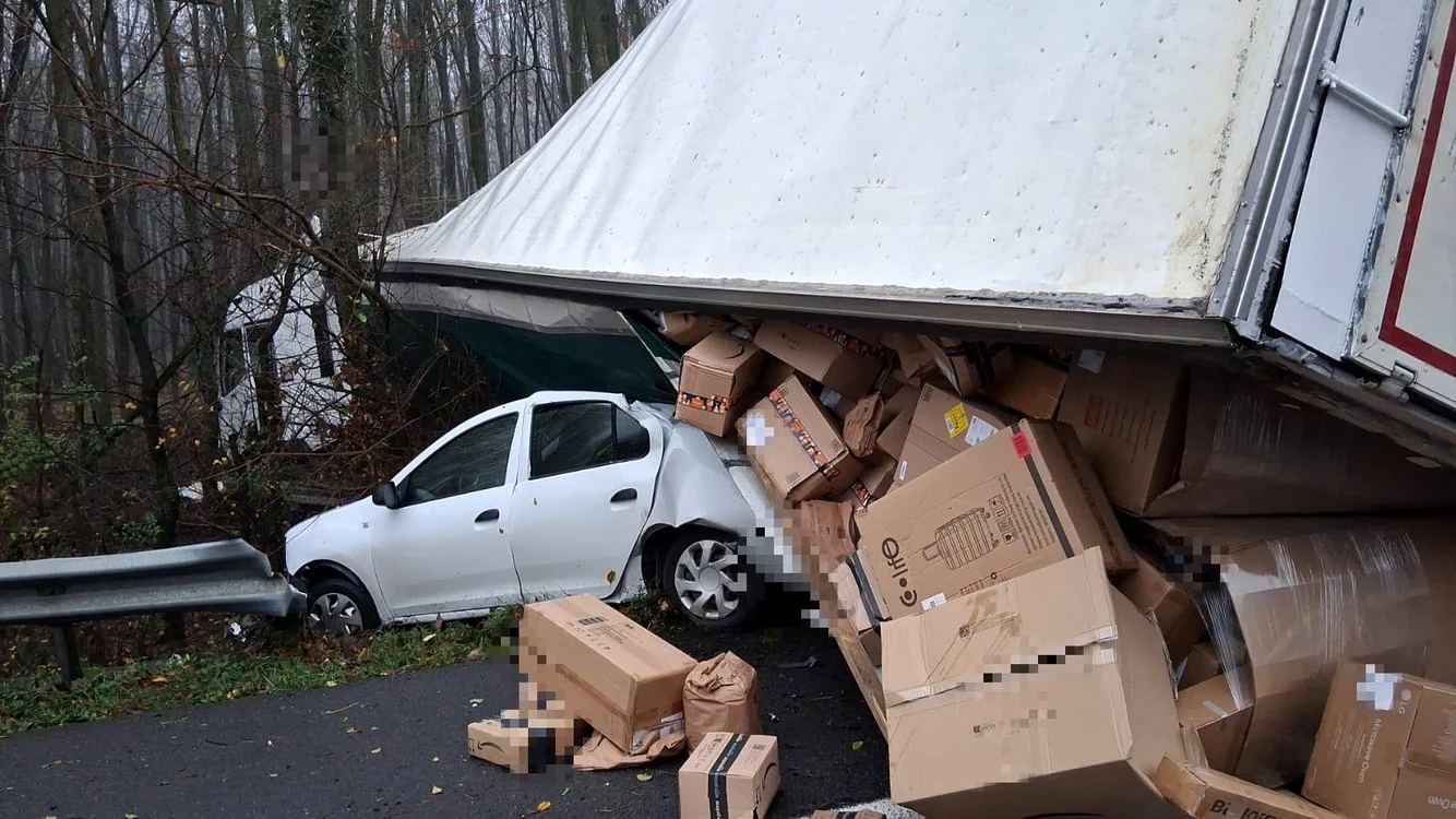 Coletele s-au împrăștiat pe șofea FOTO: ISU Giurgiu