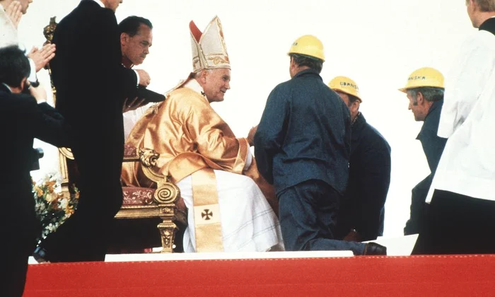 Papa Ioan Paul al II lea, susținătorul incontestabil al mișcării anticomuniste „Solidaritatea” jpeg