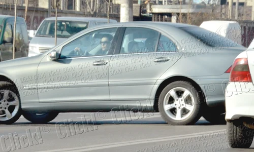 Brigitte Sfăt se asigură când iese  din parcare, dar apoi  taie banda continuă,  fără a i păsa de restul  participanţilor la trafic (fotografii: lexar) jpeg