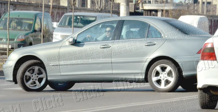 Brigitte Sfăt se asigură când iese din parcare, dar apoi taie banda continuă, fără a-i păsa de restul participanţilor la trafic (fotografii: lexar)