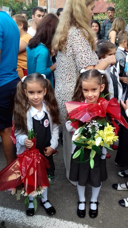 Gemenele Andra și Bianca au trecut în clasa întâi