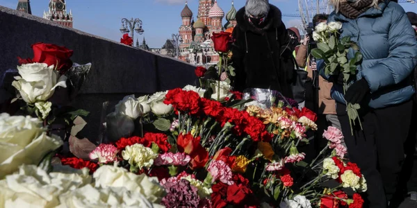 Memorial improvizat pentru Boris Nemtov la sase ani de la uciderea opozantului rus FOTO EPA-EFE