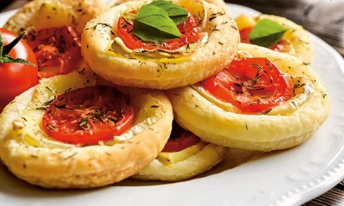 minipizza cu camemebert jpg