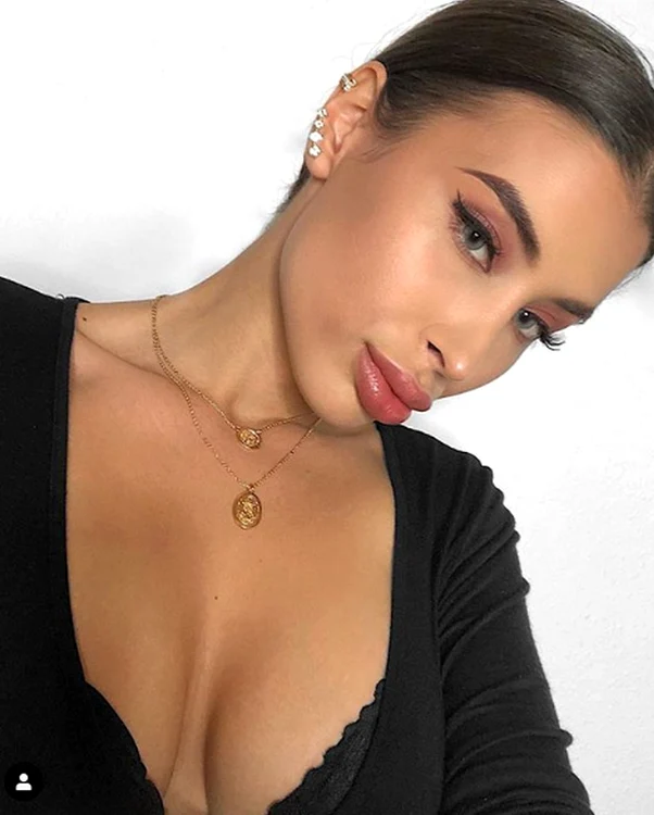 Bruneta câștigă bani frumoși din Instagram