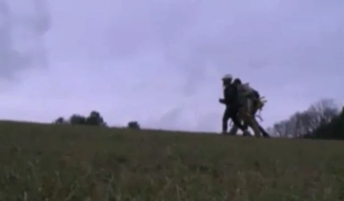 Tinerii fac drumeţii pe munte şi se implică în activităţi în aer liber                      FOTO: bbc.co.uk