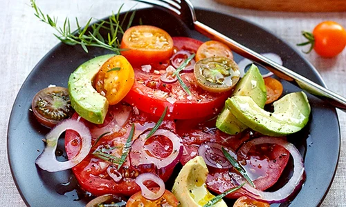 Salata de avocado cu ceapa si rosii jpeg