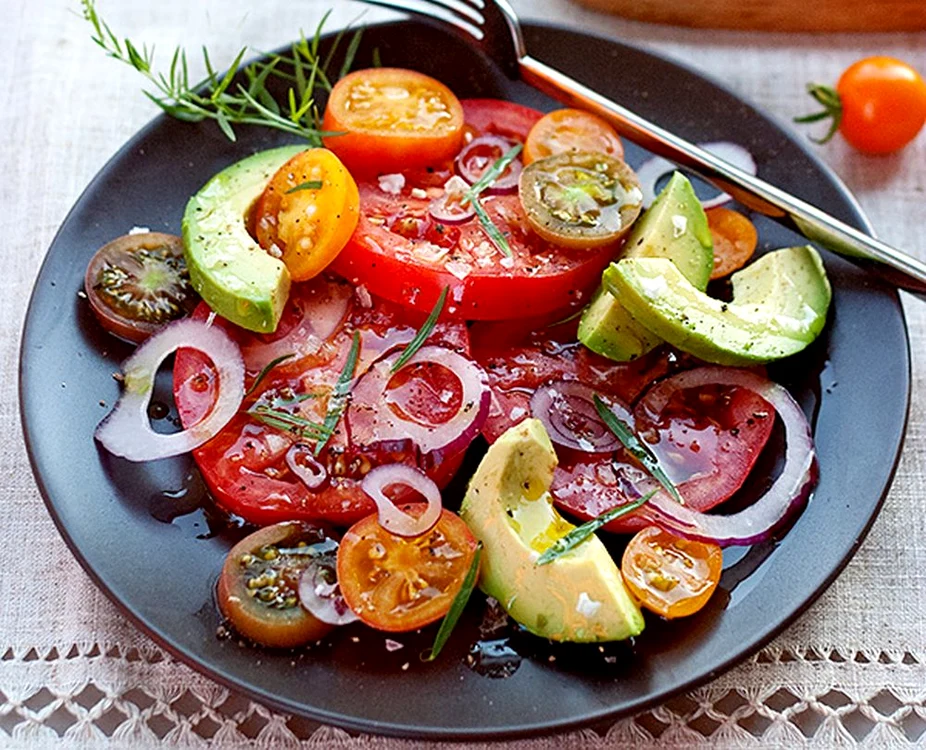 Salata de avocado cu ceapa si rosii jpeg