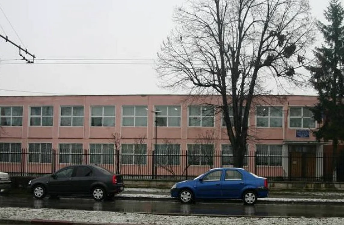 Doar câţiva elevi erau prezenţi la cursuri la Liceul Auto din Târgu Jiu                               Foto: Facebook
