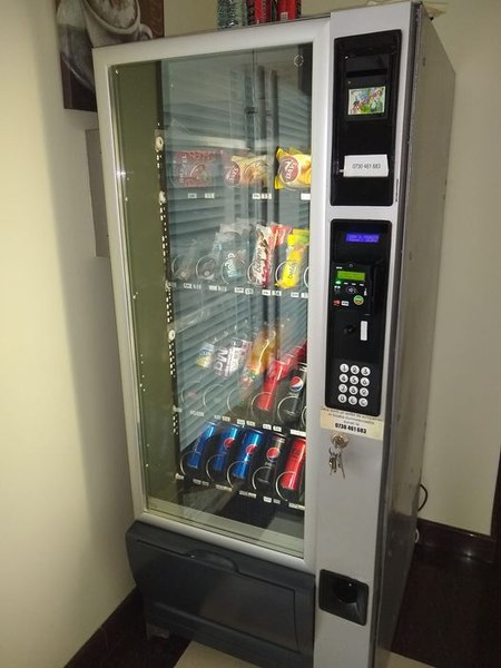 Automatele de cafea sau snacks-uri trebuie să aibă case de marcat fiscale. Ce amenzi poate aplica ANAF