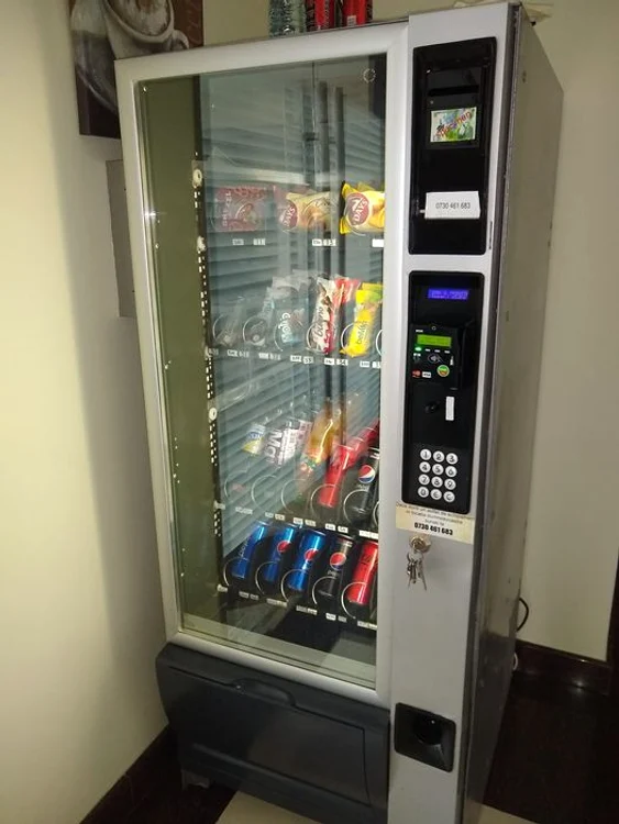 Aparat automat cu sucuri, apă și ceva de ronțăit