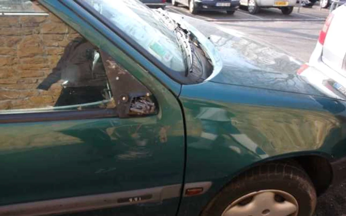 Proprietarii a trei maşini s-au trezit cu oglinzile laterale rupte Foto: arhivă Adevărul