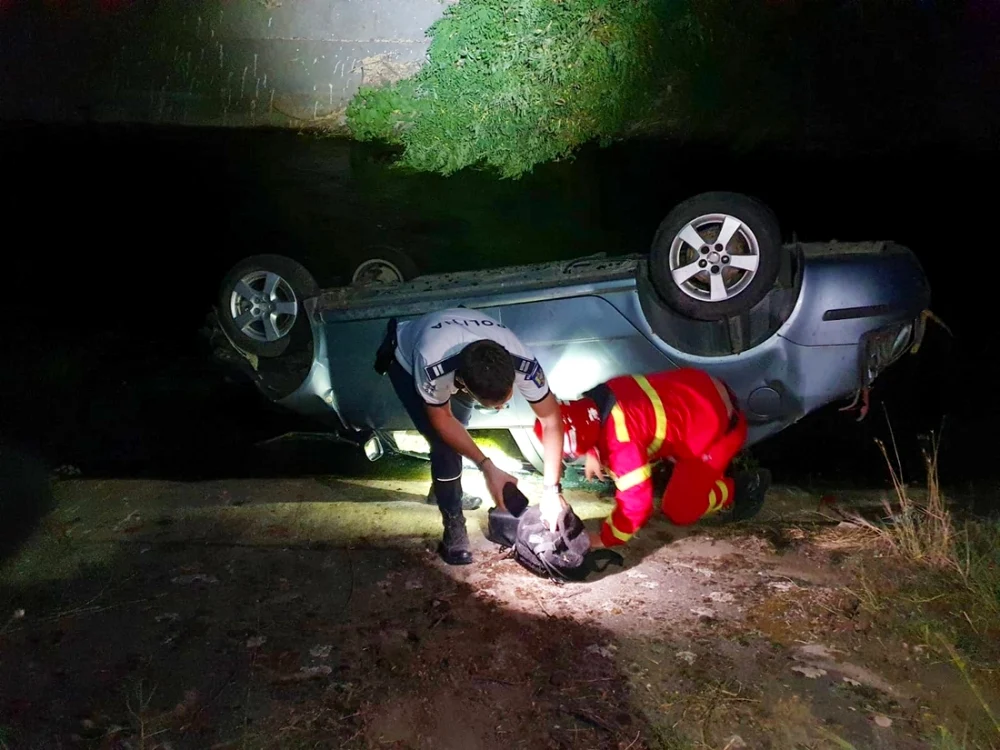 Autoturismul a părăsit carosabilul şi s-a răsturnat într-un canal colector FOTO: martor