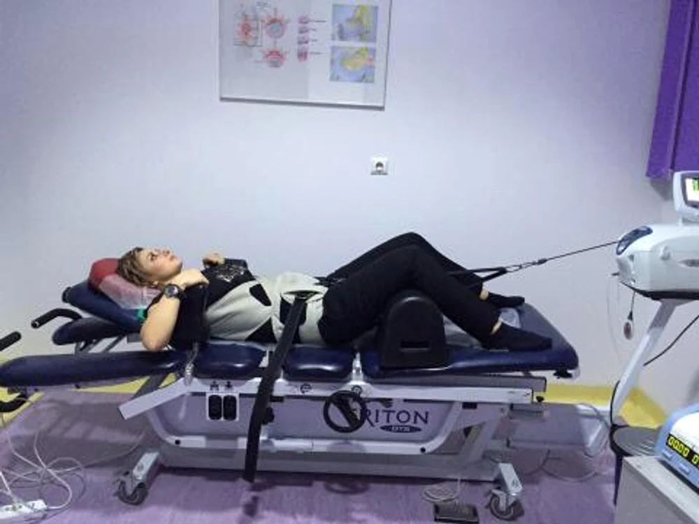 Anamaria face excerciţii pentru coloană la o clinică din Bucureşti