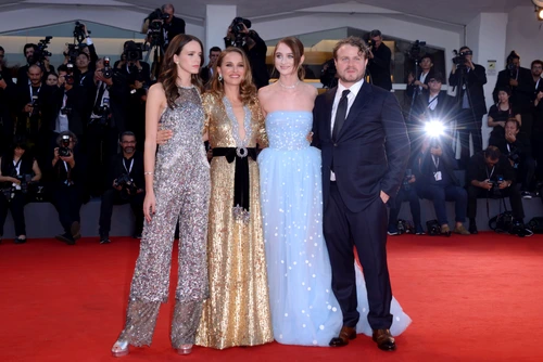 Natalie şi colegele din "Vox Lux"