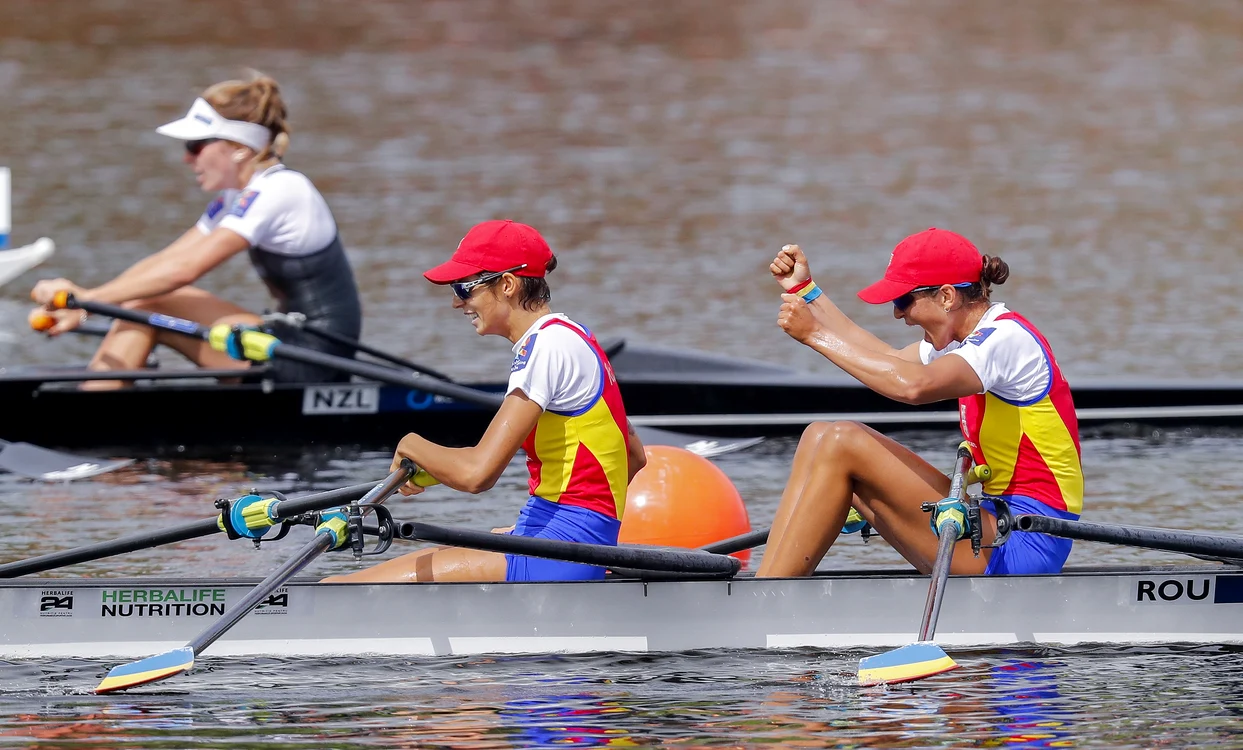 
    Gianina Beleagă și Ionela Lehaci-Cozmiuc și-au apărat titlul mondial de anul trecutFoto: EPA  