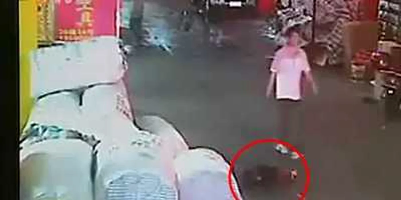 Trecătorii se uită nepăsători la copilul rănit