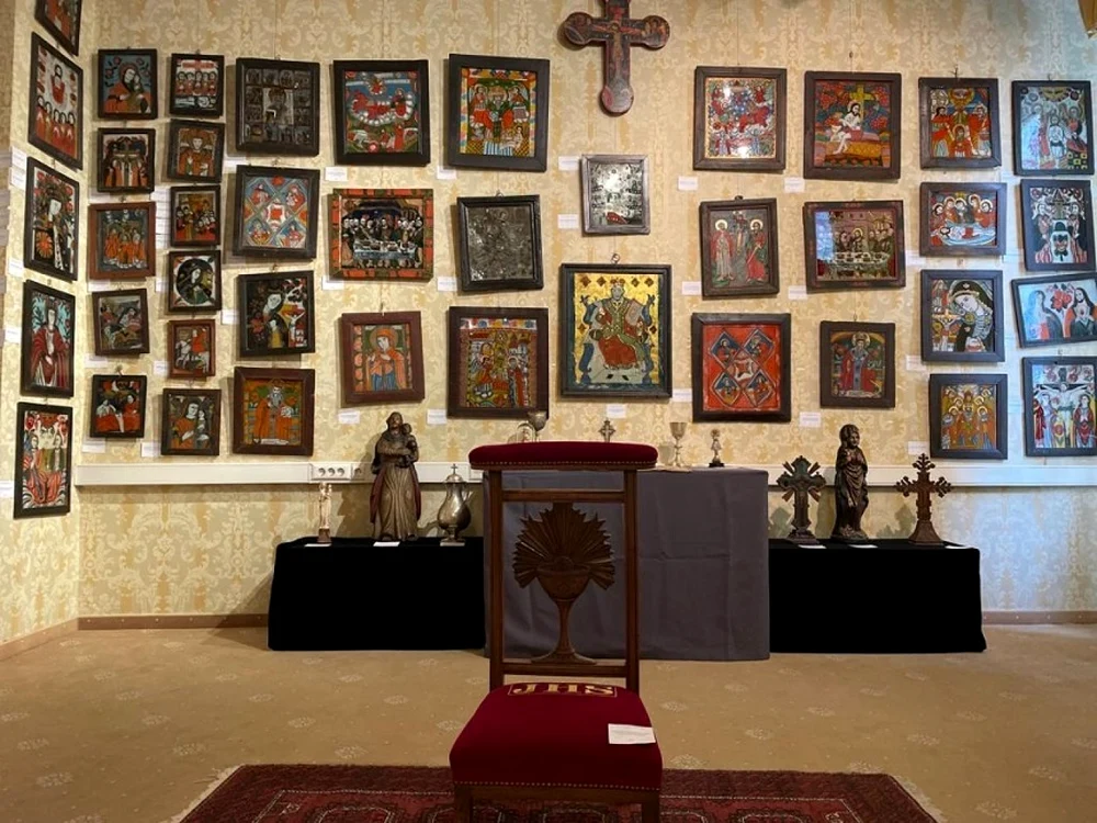 expozitia-licitatiei-de-craciun-arta-sacra-in-centrul-careia-se-afla-icoana-pe-glaja-sfantul-nicolae-pe-tron-primul-atelier-de-la-nicula-1799-piesa-rara-de-colectie