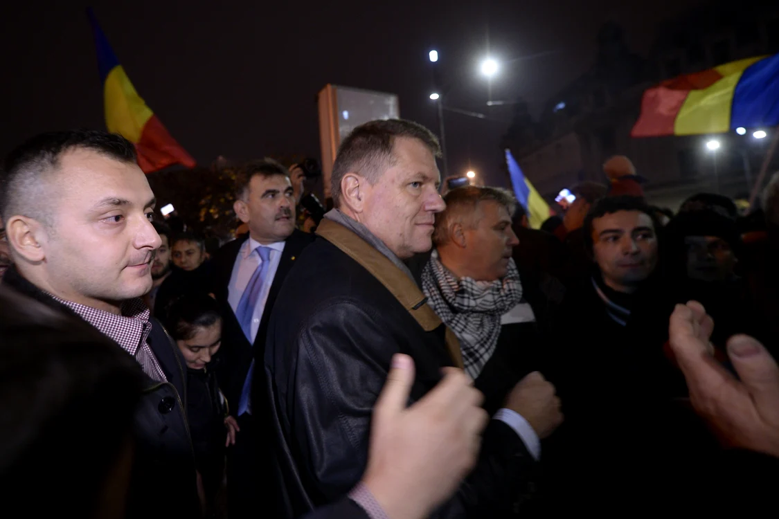 
    Klaus Iohannis s-a bucurat de victorie alături de zecile de mii de oameni adunați pentru el în Piața Universității din Capitalăfoto: Adevărul  