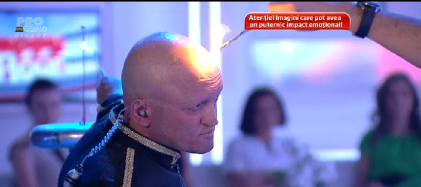 Biba a aprins o făclie cu capul (captură: Pro TV)