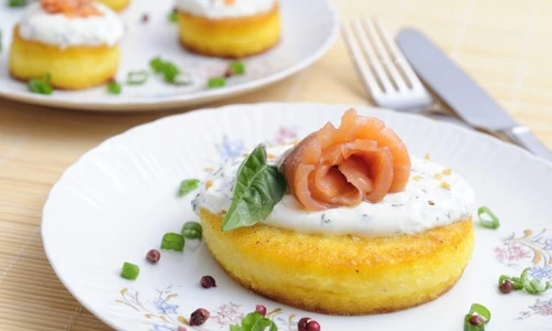 Canapele de mămăligă cu cremă de brânză jpeg