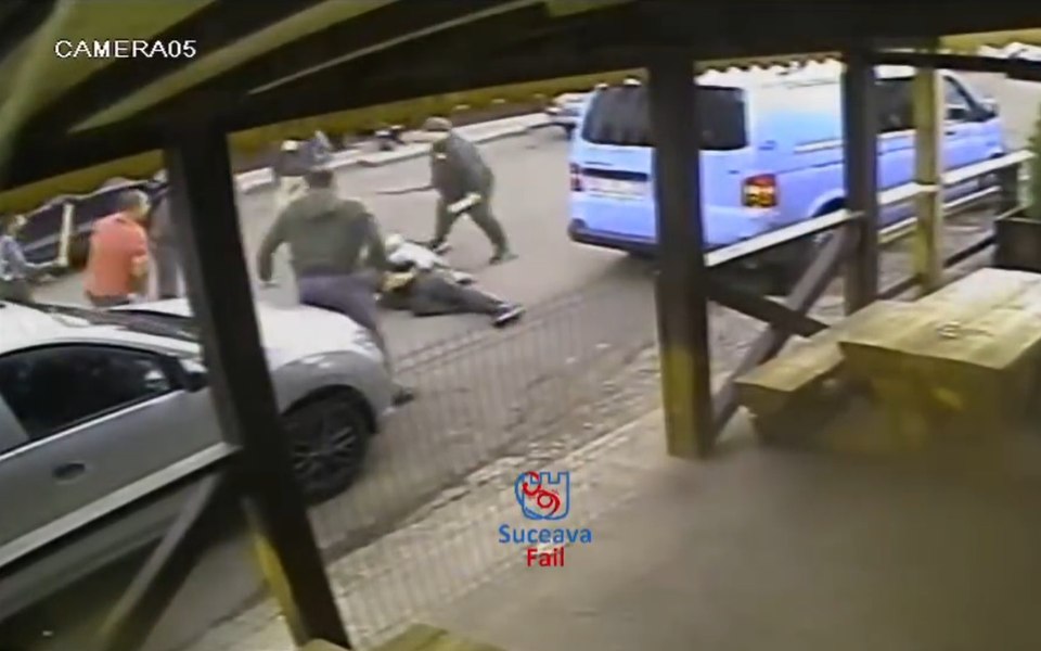 Bărbat încercuit de șapte indivizi și bătut crunt, în fața gării din Dornești, Suceva VIDEO