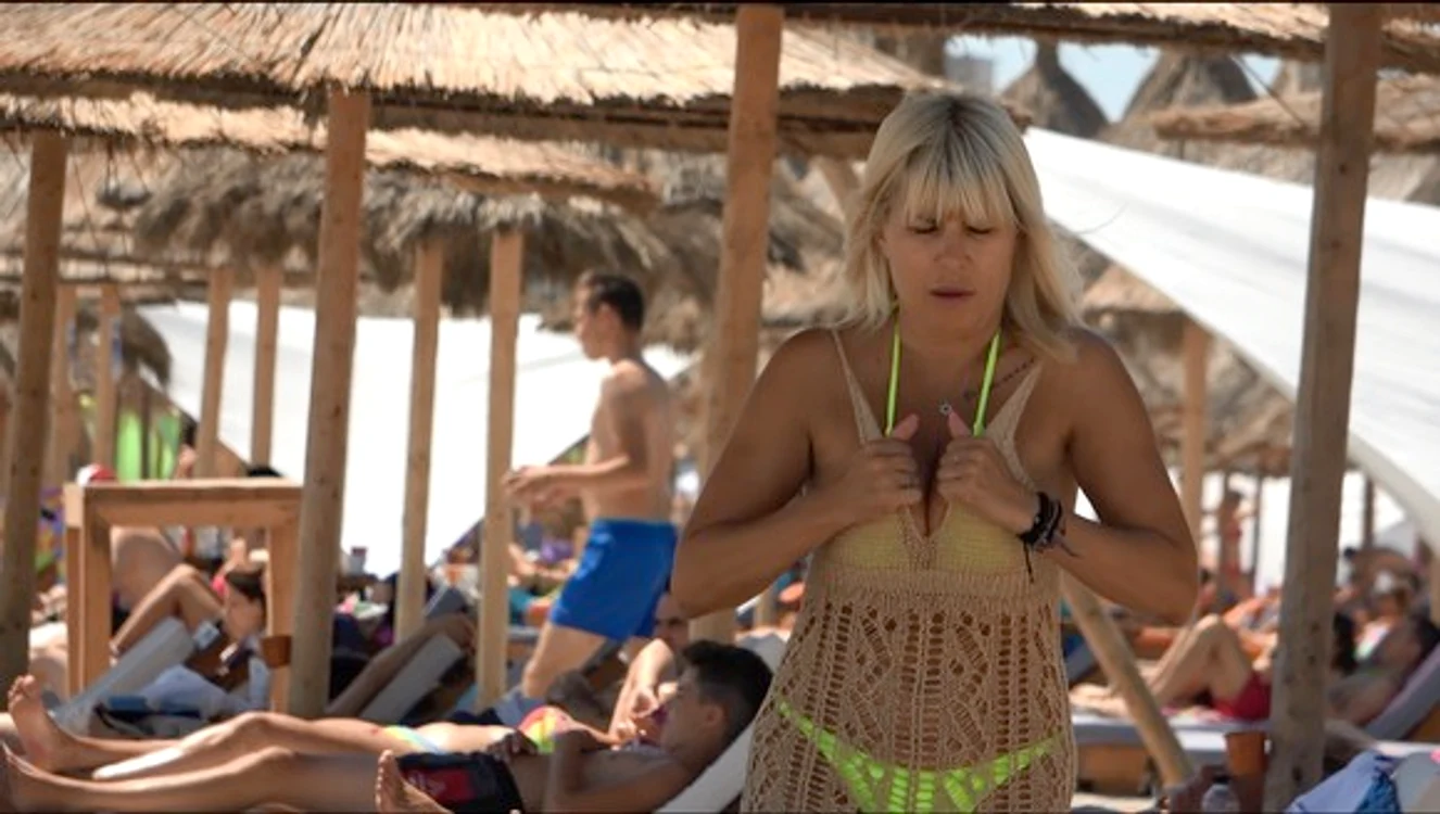 
    Elena Udrea a atras atenția pe plajă cu costumul de baie fosforescentfoto: BLITZ / Click!  