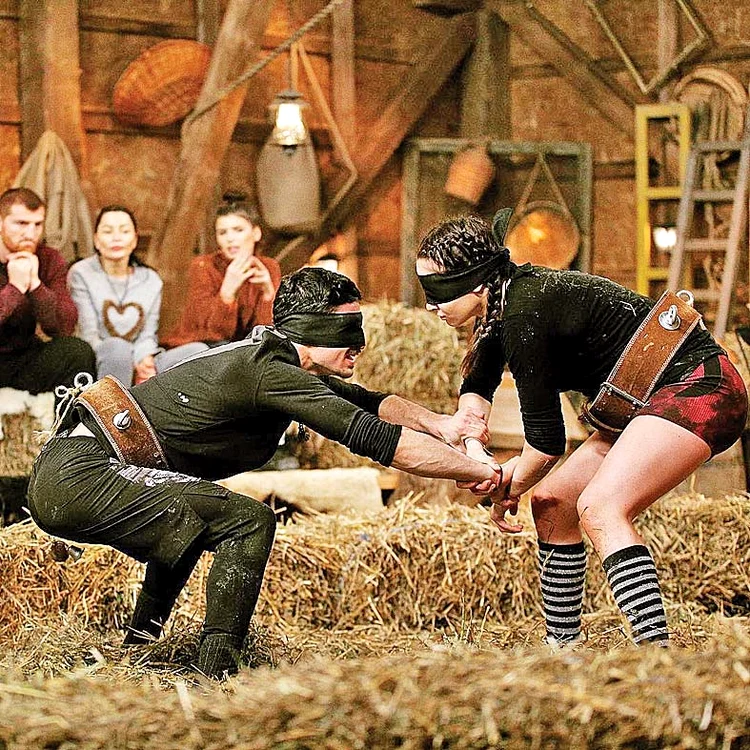 La duel, s-au luptat  legaţi la ochi