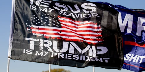 Steag Isus e salvatorul meu. Donald Trump e preşedintele meu FOTO SHUTTERSTOCK