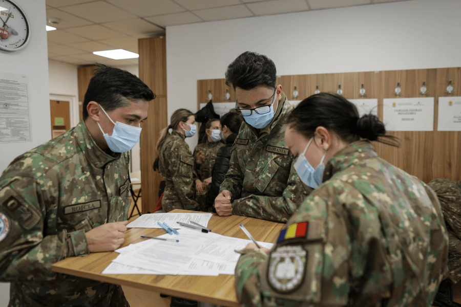 Proiect pentru studenţii şi elevii militari. Ar putea beneficia de valoarea financiară a normei de hrană