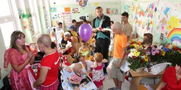 Petrecere organizată de  voluntarii de la Asociaţia Pavel pentru copiii bolnavi de cancer de la Fundeni