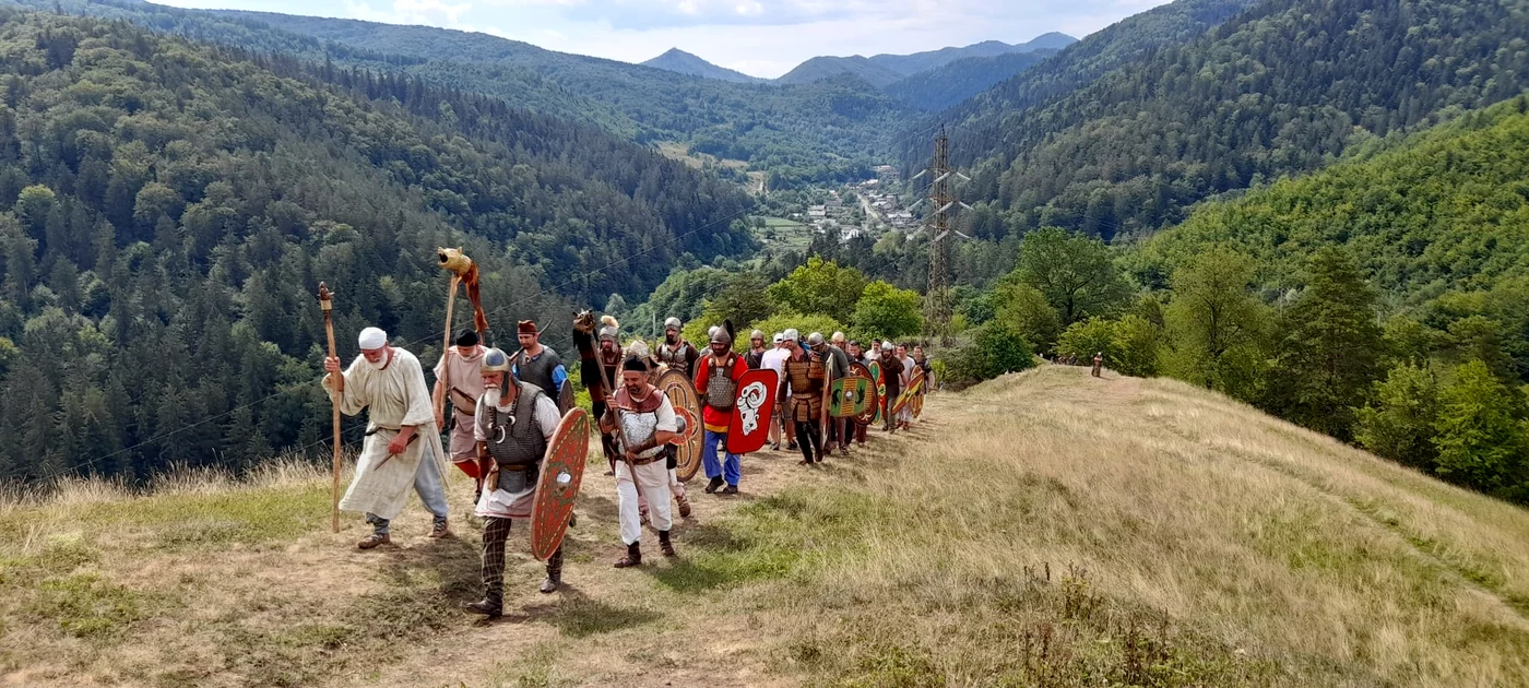 Soldați daci, pe dealul unde-i cetatea FOTO Facebook