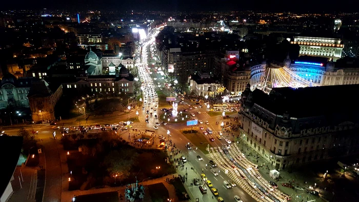 
    Luminițele de Sărbători au fost aprinse luni la ora 16.40, odată cu iluminatul publicFoto Facebook / Stefan Radoi  