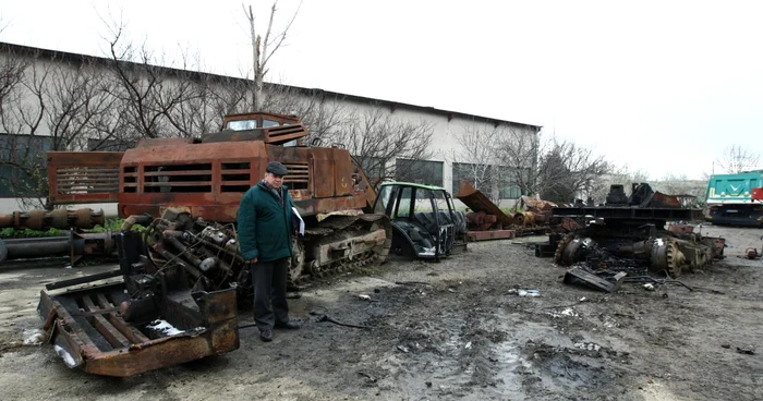 Excavatoarele au fost dezmembrate şi urmează să fie vândute pe bucăţi Foto Corina Tătaru