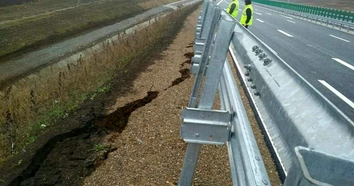 Crăpătura taluzului de pe autostradă