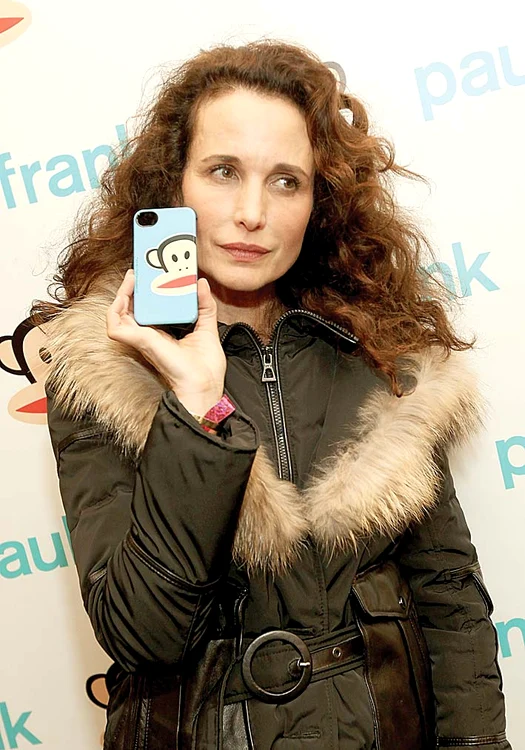 Andy MacDowell, 56 de ani, nu pleacă de acasă fără haiosul personaj din desenele animate