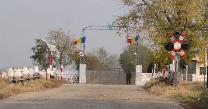 Intrarea în baza de la Deveselu, judeţul Olt... (FOTO: Mugurel Manea)