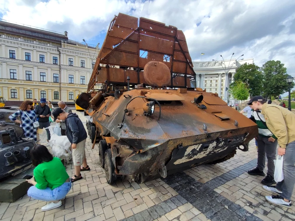 Oamenii privesc resturile tancurilor rusesti distruse expuse in piata Mikhailovsaya din centrul Kiev Ucraina FOTO Profimedia