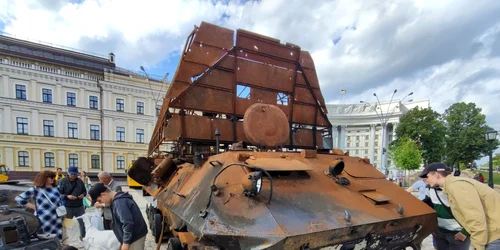 Oamenii privesc resturile tancurilor rusesti distruse expuse in piata Mikhailovsaya din centrul Kiev Ucraina FOTO Profimedia
