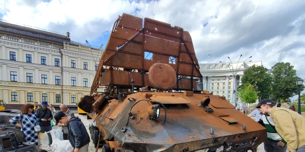 Oamenii privesc resturile tancurilor rusesti distruse expuse in piata Mikhailovsaya din centrul Kiev Ucraina FOTO Profimedia