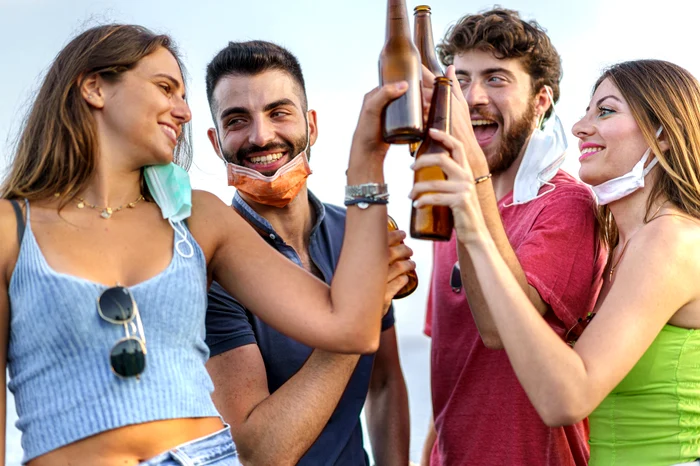 
    Petrecerile cu grupuri mari au reprezentant principala sursă de infectare cu noul coronavirus în Româniafoto: Shutterstock  