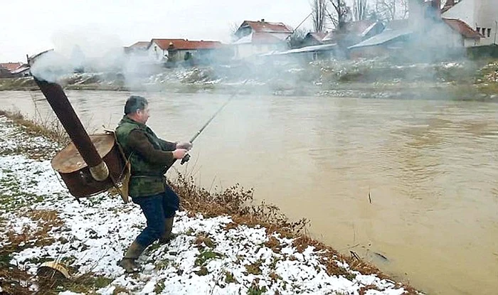 Aleks Mijatovic (45 de ani) prinde peşte cu încălzitoarea în spinare