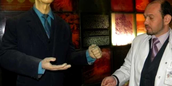 Muzeograful Florian Stoian controlează în fiecare zi starea micro-climatului din jurul statuii