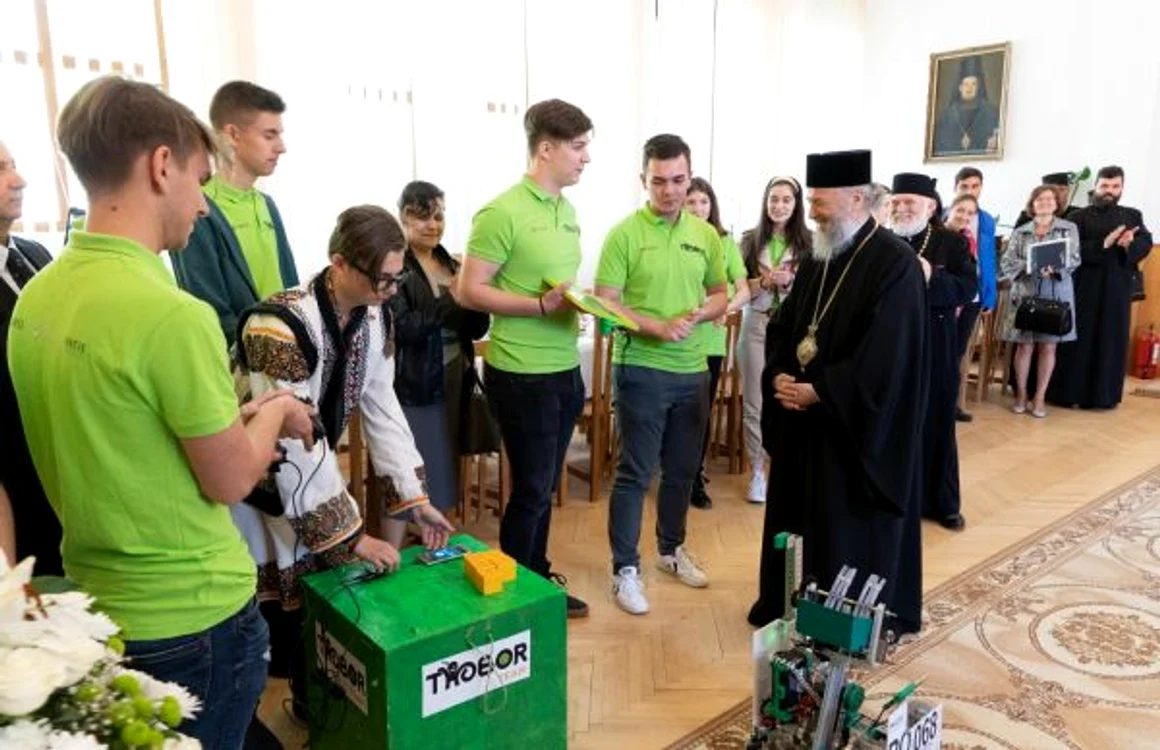 Demonstraţia făcută de echipa de robotică din Tecuci în faţa IPS Casian FOTO Daniel Lare