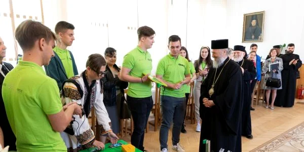 Demonstraţia făcută de echipa de robotică din Tecuci în faţa IPS Casian FOTO Daniel Lare