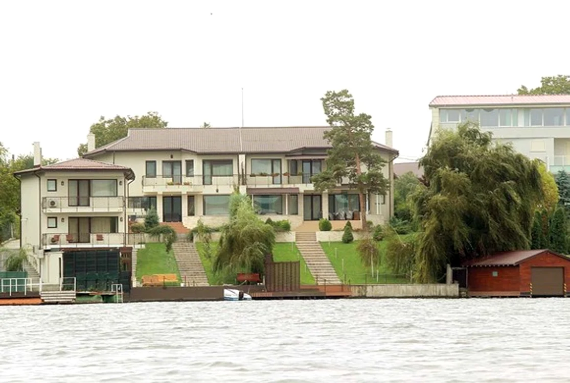 Edilul suspendat își perece timpul cu iubita și fetița, în vila de la Snagov